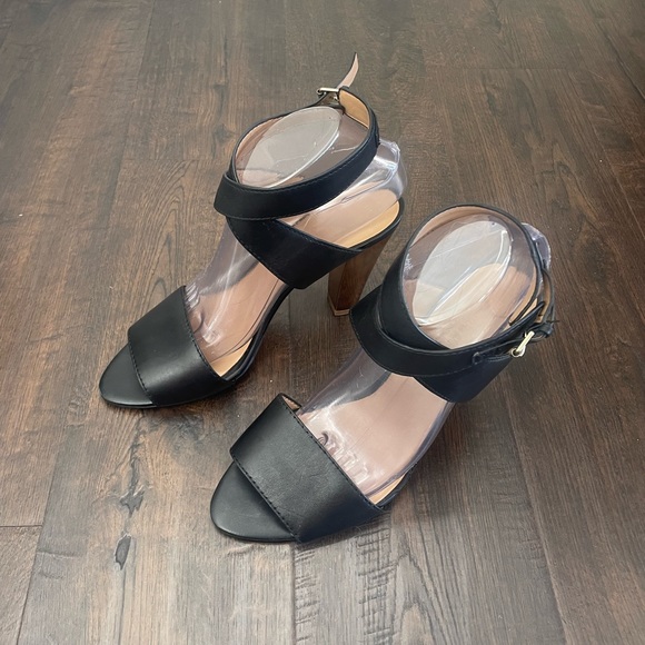 Banana Republic Heels Strappy black Gold Women size 6 open toe pump dress shoe - Picture 3 of 6